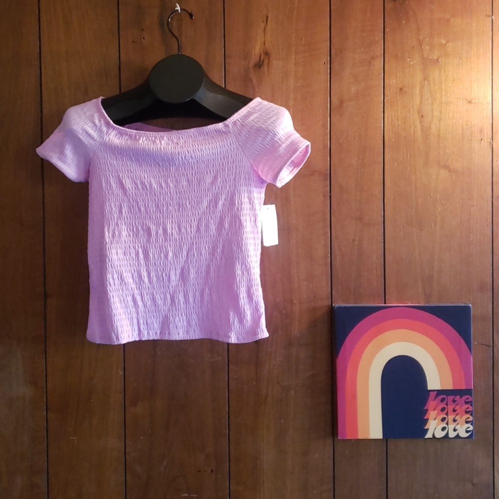 Cute little off shoulder top.